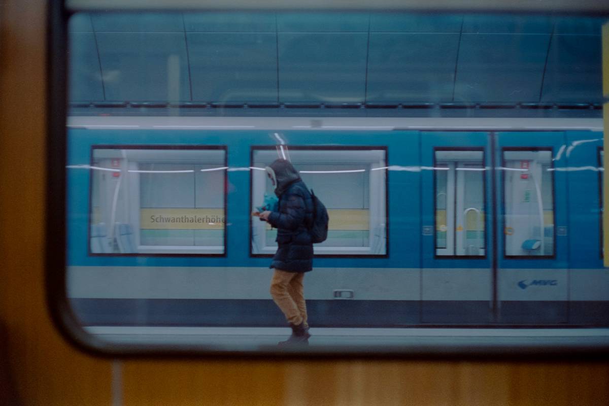 person vor u-bahn an der schwanthaler höhe