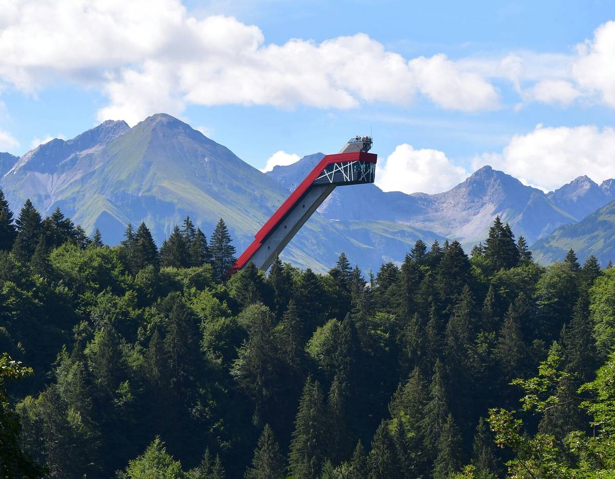 Skisprungschanze vor Bergpanorama in Oberstdorf