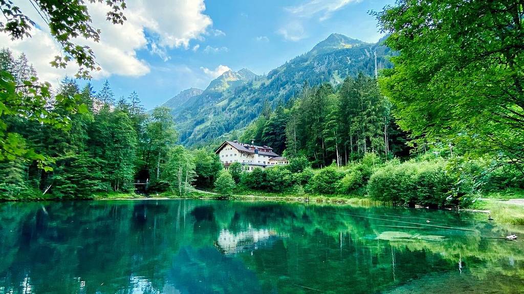 See im Allgäu vor einem Berg