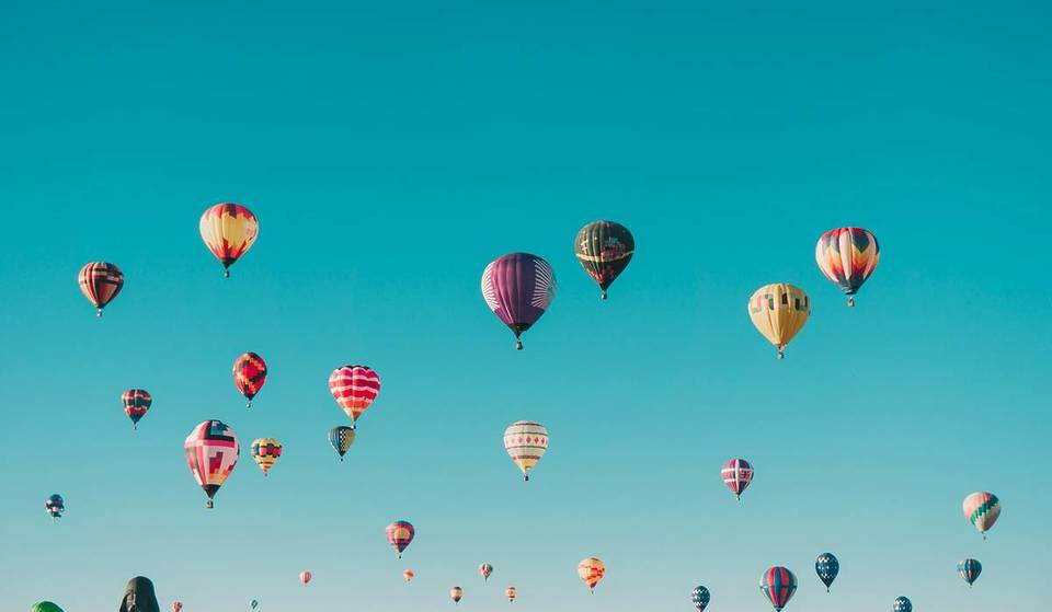 Über diesem See 50 Kilometer von München steigen eine Woche lang zahlreiche bunte Heißluftballons auf – und ihr könnt mitfahren