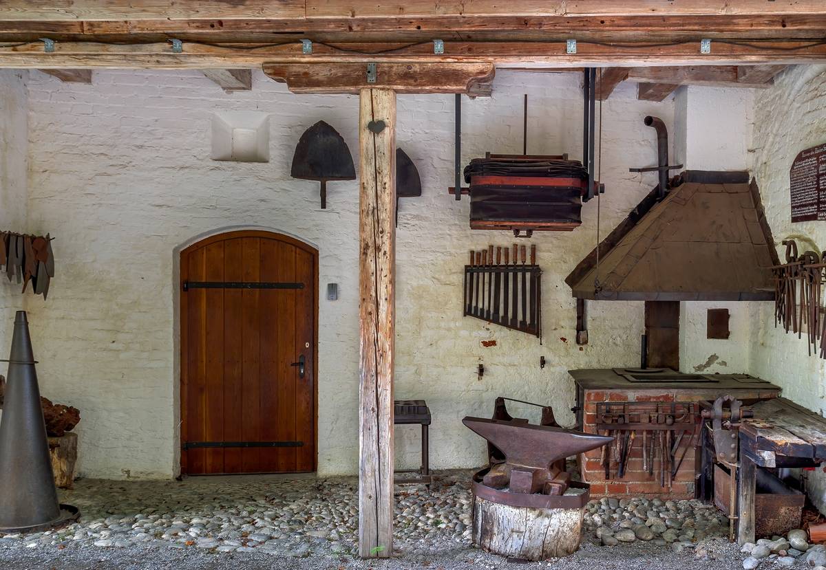 Blick in eine historische Schmiede auf der Burg Grünwald