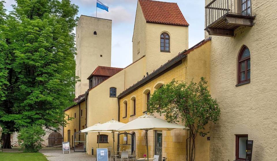 Nur 25 Minuten mit der Tram: Warum diese versteckte, mittelalterliche Ritterburg das perfekte Ziel für Münchens spontansten Ausflug ist