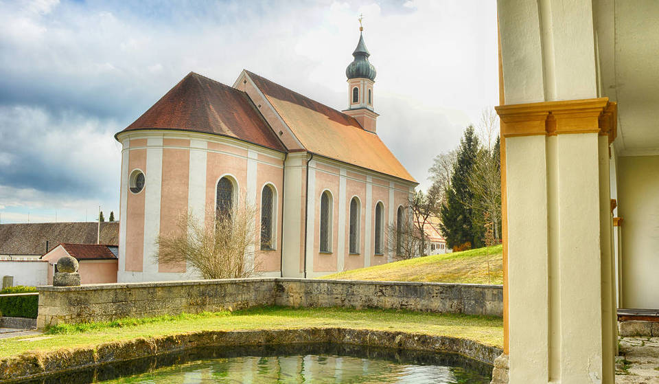 Nur eine Stunde von München entfernt: Warum ihr für diese legendäre „Himmelsleiter“ und den ältesten Eibenwald Deutschlands dieses kleine Dorf besuchen müsst