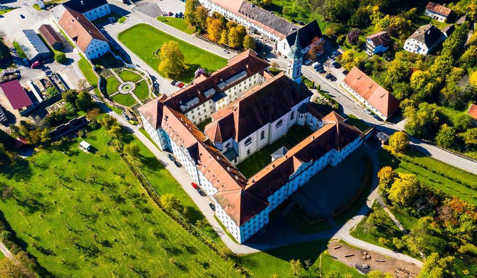 Weder Andechs noch Benediktbeuern: Nur 35 Minuten von München liegt eine Gemeinde, deren Kloster Viscardi entworfen hat und das ein Rokoko-Juwel beherbergt