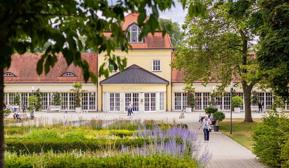 Diese Stadt nur eine Stunde von München machte Kneipp zum Kurort – heute nutzt ihr hier 24 Wassertretanlagen völlig kostenlos und schnuppert im Kurpark an 530 Rosensorten