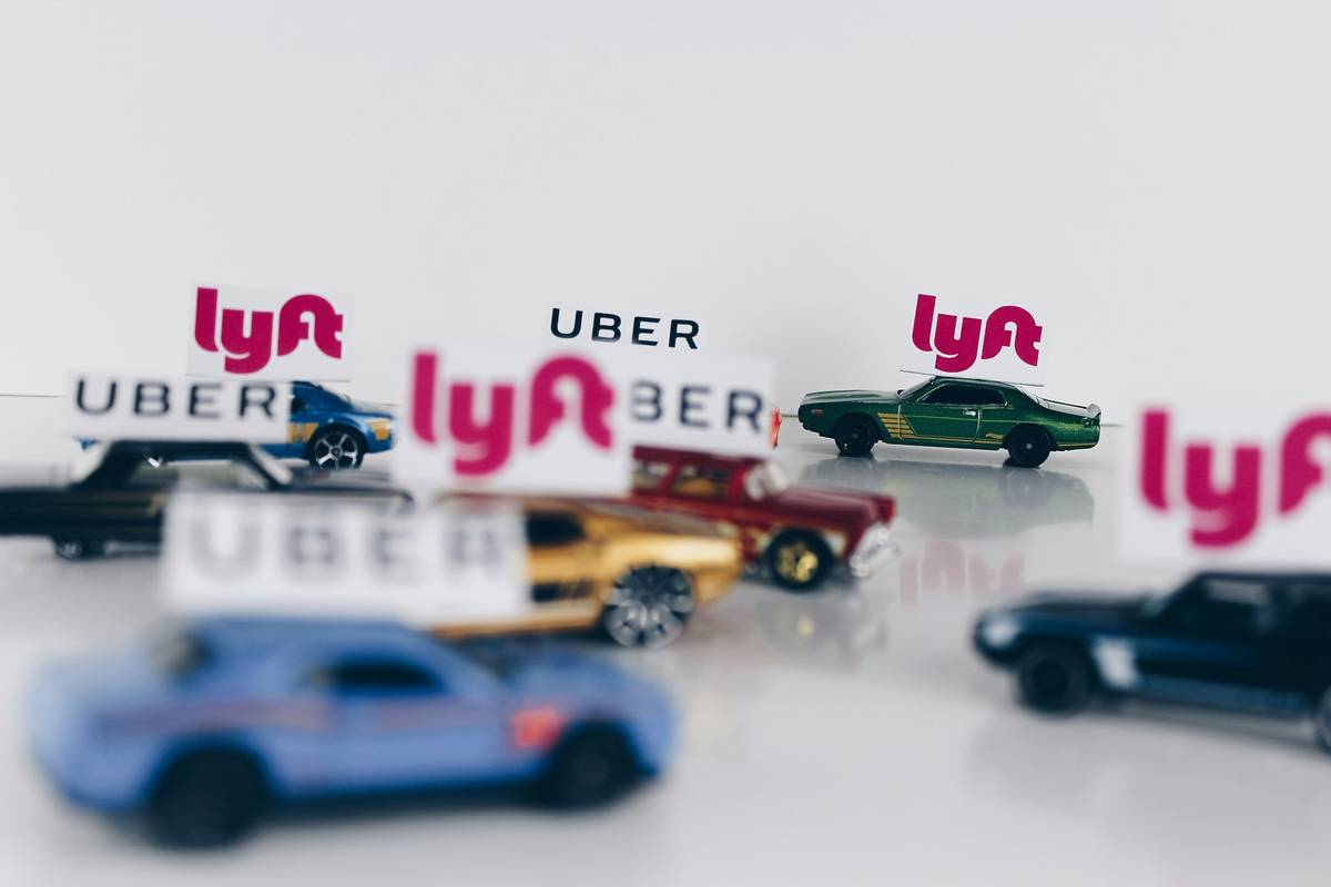 kleine spielzeugautos mit uber und lyft logo