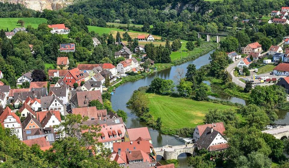 Die Burgstadt als Geheimtipp: Nur 90 Minuten von München entfernt liegt eine der am besterhaltenen Burganlagen Süddeutschlands mit eigenen Märchenwald, um die sich eine teuflische Legende rankt