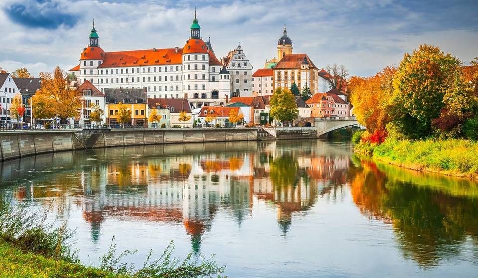 Nur 1 Stunde von München entfernt liegt diese „Perle an der Donau“ mit der ältesten evangelischen Kirche Bayerns und dem größten Winterschwimmen Europas