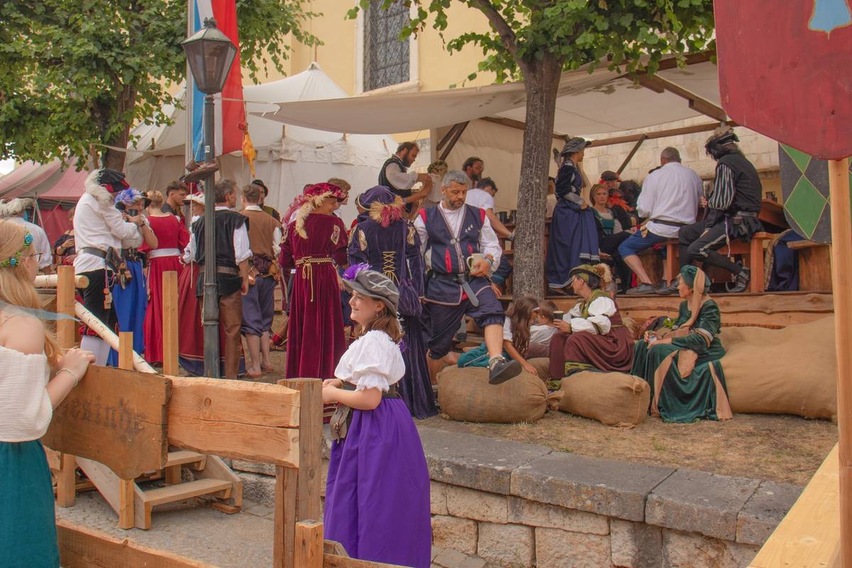 Menschen bei einem mittelalterlichen Geschichtsfest