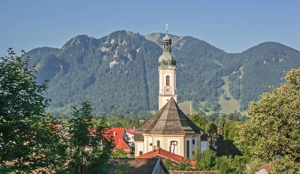 Nur 60 Minuten von München liegt die Gemeinde mit dem ältesten Kalvarienberg im Isartal, in dessen 300 Jahre alter Kapelle sich eine Nachbildung der römischen Scala Santa befindet