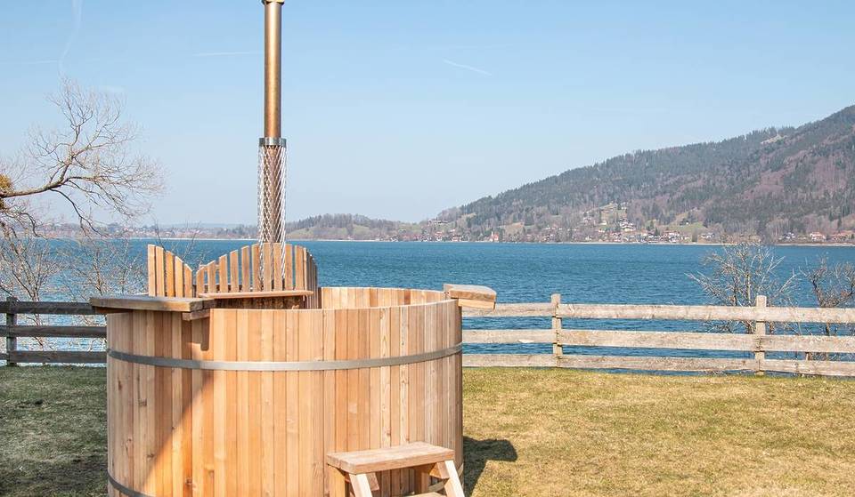 Nur eine Stunde von München entfernt liegt Bayerns ungewöhnlichste Sauna, in der ihr in einem 100 Jahre alten und 15 Tonnen schweren Schiff direkt auf dem See schwitzt
