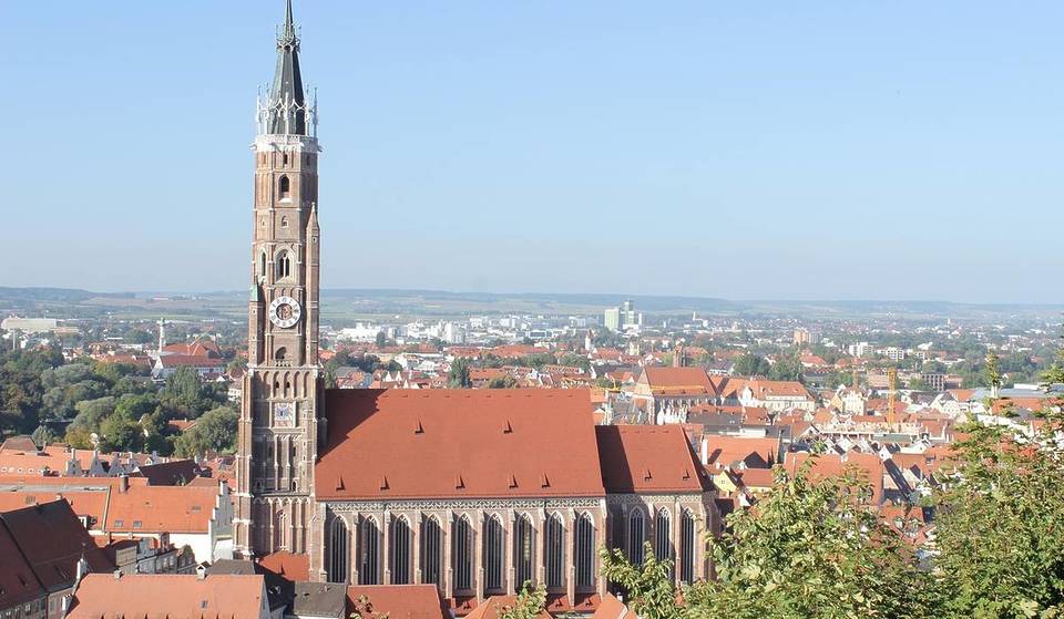 Nur 50 Minuten von München ragt in der größten Stadt Niederbayerns mit 130,8 Metern der höchste Ziegelsteinturm der Welt auf