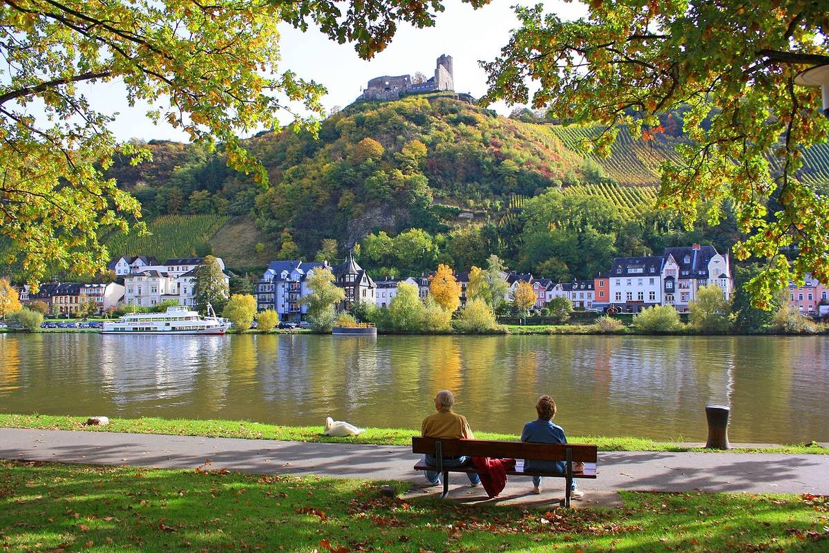 burg tausnitz auf dem berg, isar im vordergrund