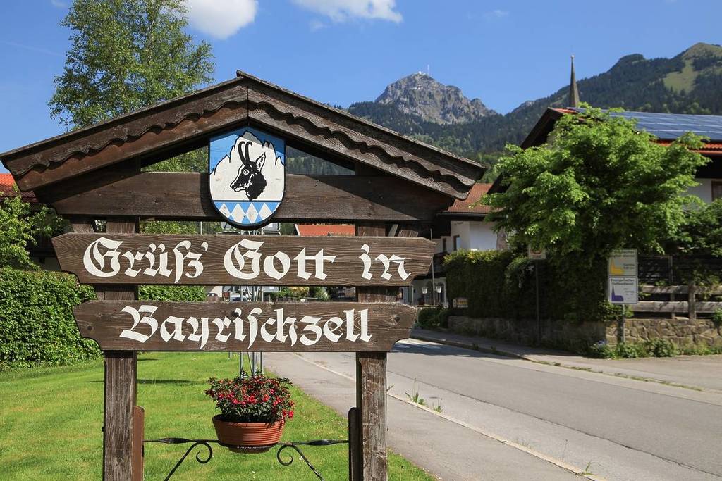 Eingangsschild in das Dorf Bayrischzell
