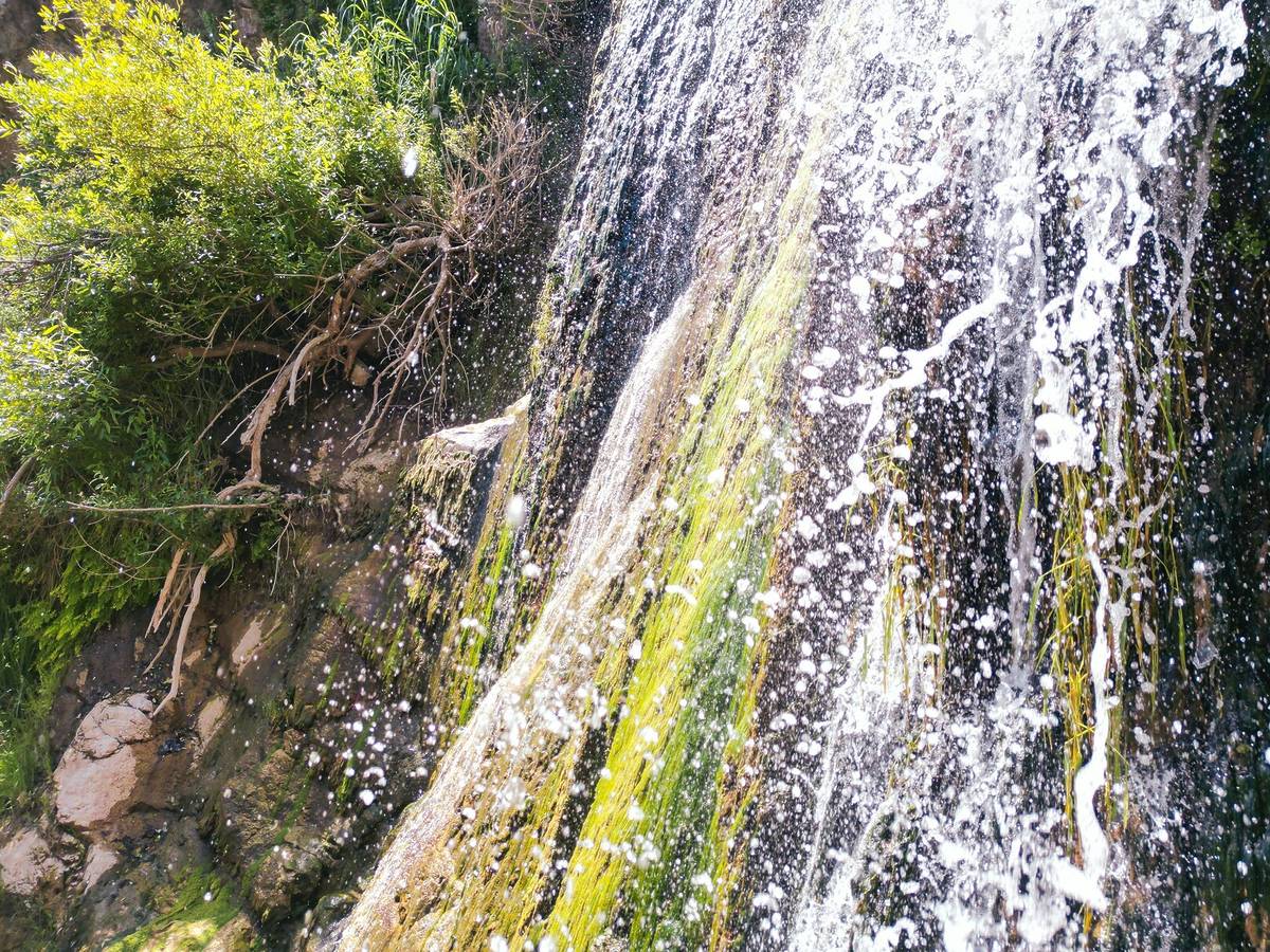 Wasserfall vor einer Steinwand