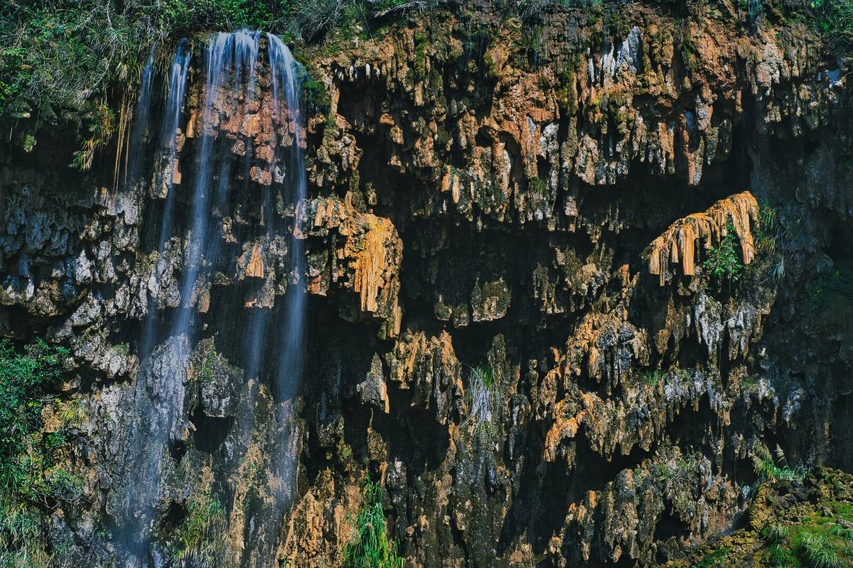 Wasserfall stürtzt im Gebirge Felsen herunter