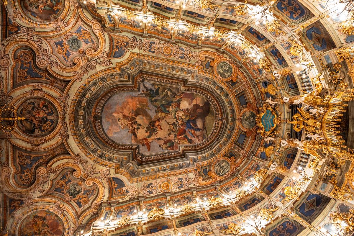 Prunkvoll goldene Barockdecke in einem Theater