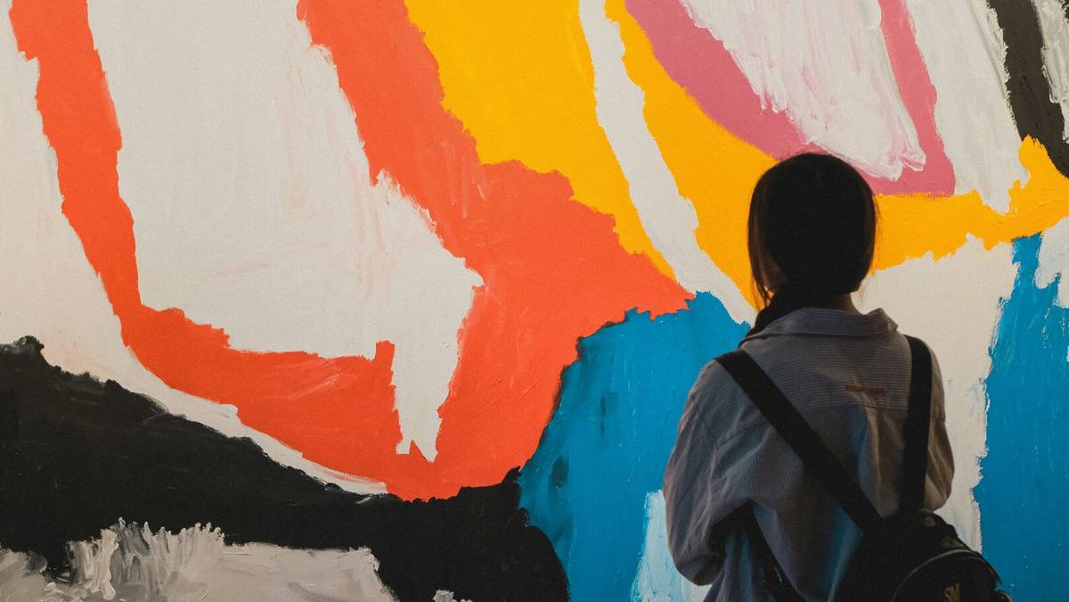 Abstrakte Kunst mit einer Besucherin