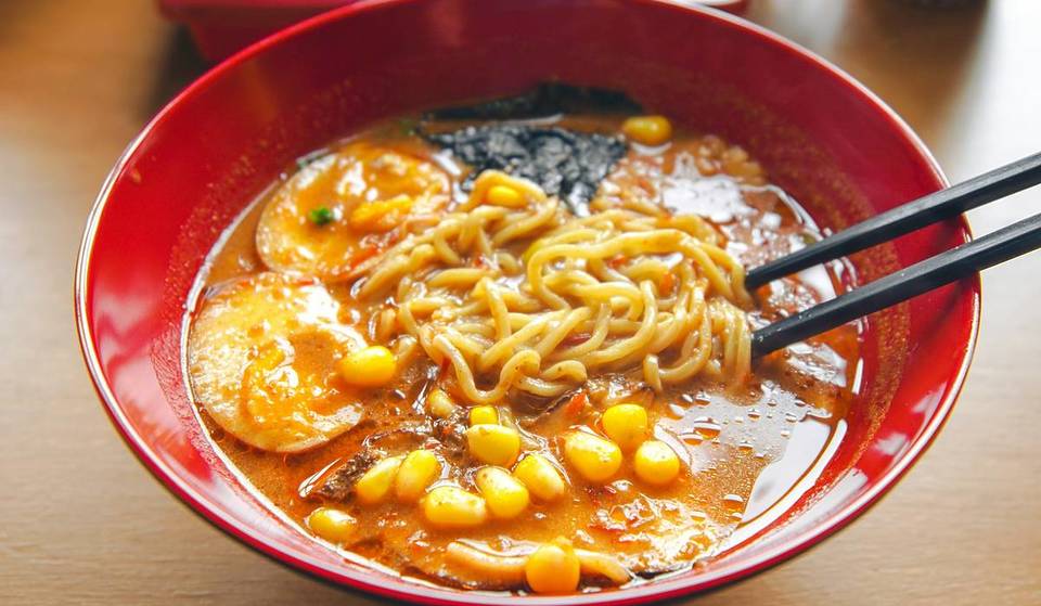 „Ein Stück koreanische Alltagskultur“: In Münchens größtem Convenience Store bereitet ihr eure Instantnudeln mit vielen frischen Toppings direkt vor Ort zu