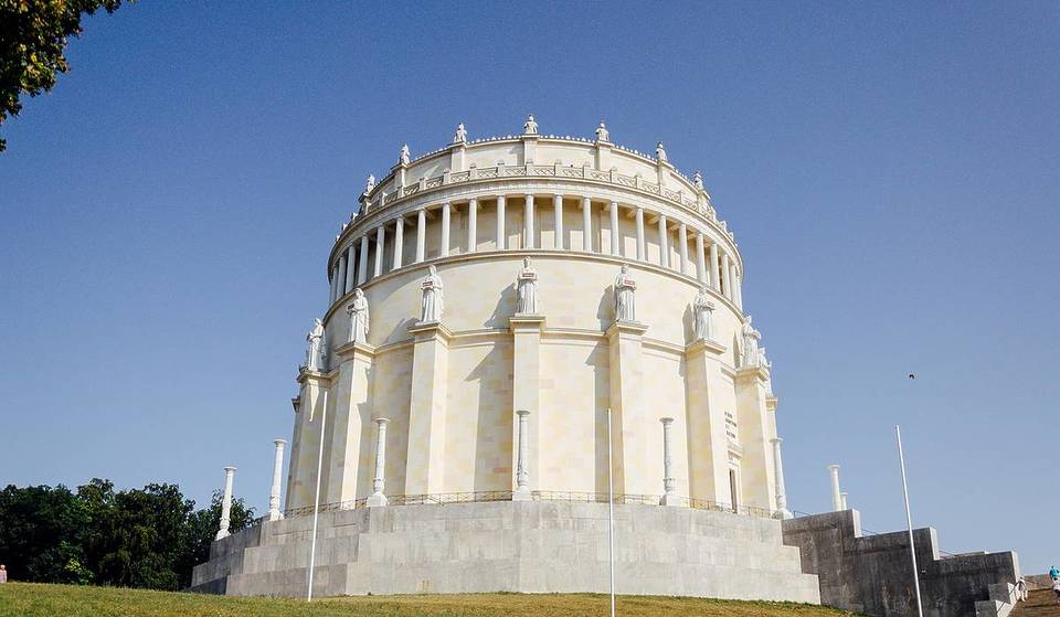 Nicht die Walhalla: 100 Kilometer von München entfernt thront eine klassizistische Ruhmeshalle gesäumt von 18 Statuen über der Donau – und ihr könnt sie für nur 5€ besuchen