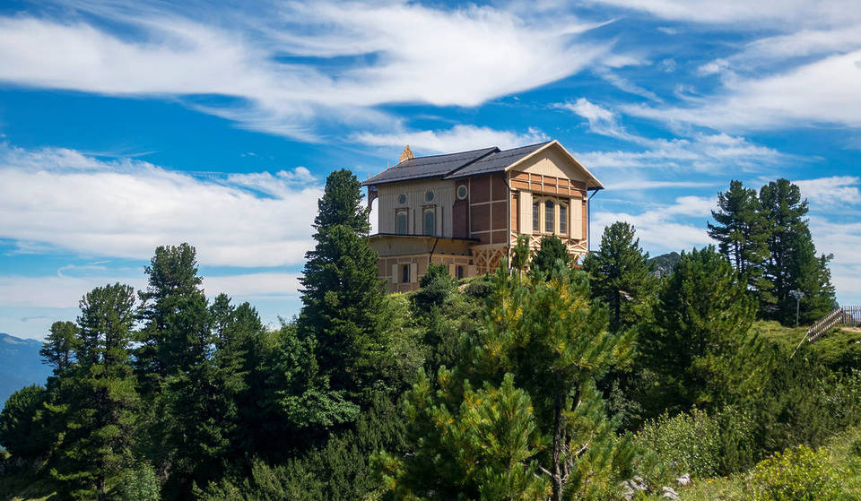 Hidden away in the heart of the Bavarian Alps, at an elevation of 1,866 meters, lies a UNESCO World Heritage Site featuring a Turkish hall straight out of *One Thousand and One Nights*