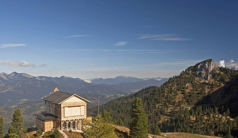 Bayerns Märchenschloss auf 1.866 Metern: Warum dieses schlichte Holzhaus im Wettersteingebirge innen wie 1001 Nacht aussieht
