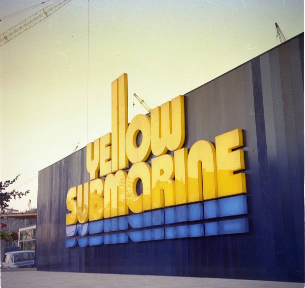 yellow submarine von außen, großer gelber schriftzug