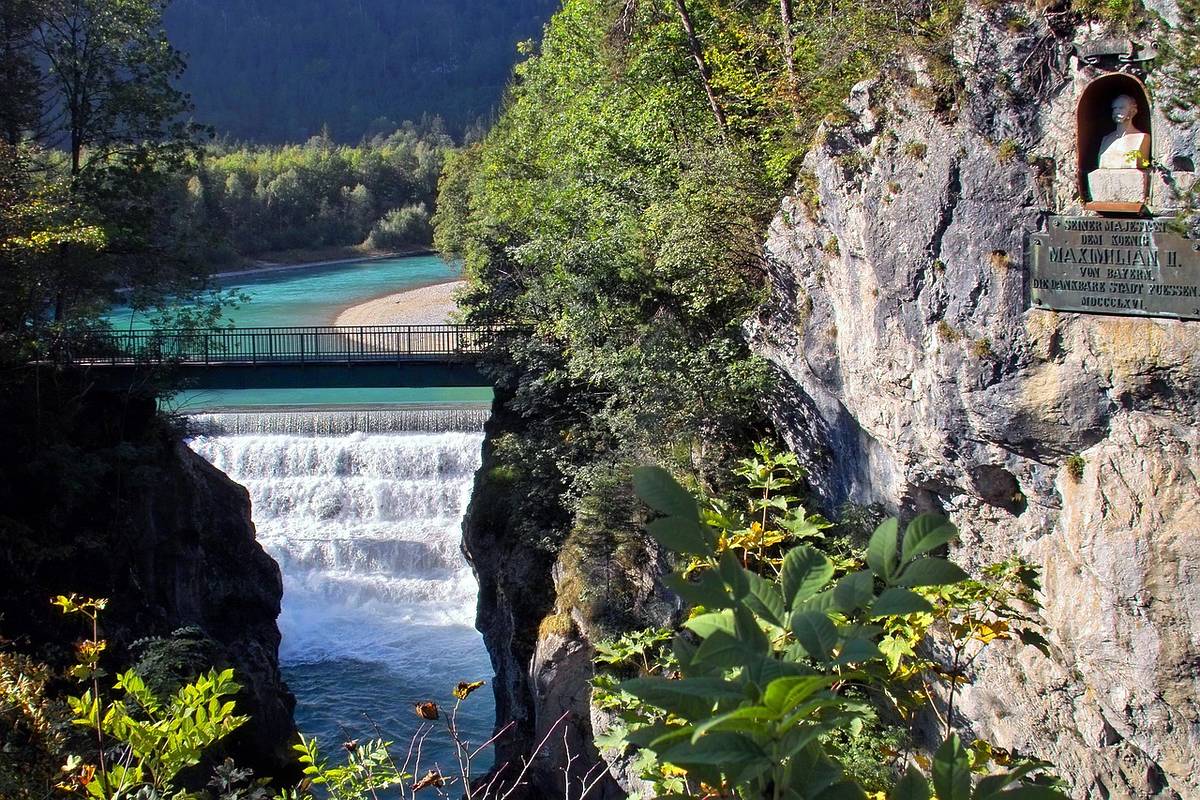 lechfall mit könig maximilian steg und büste