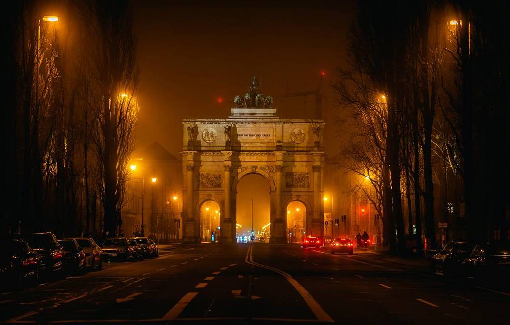 siegestor in schwabing bei nacht, schwabylon