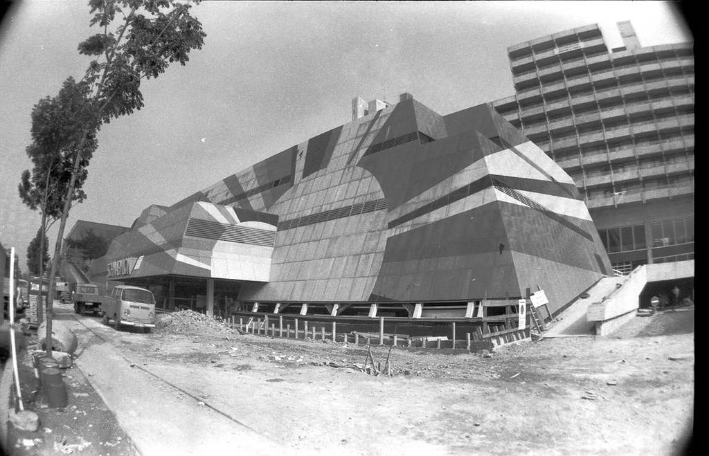schwabylon in schwarz weiß von außen im bau
