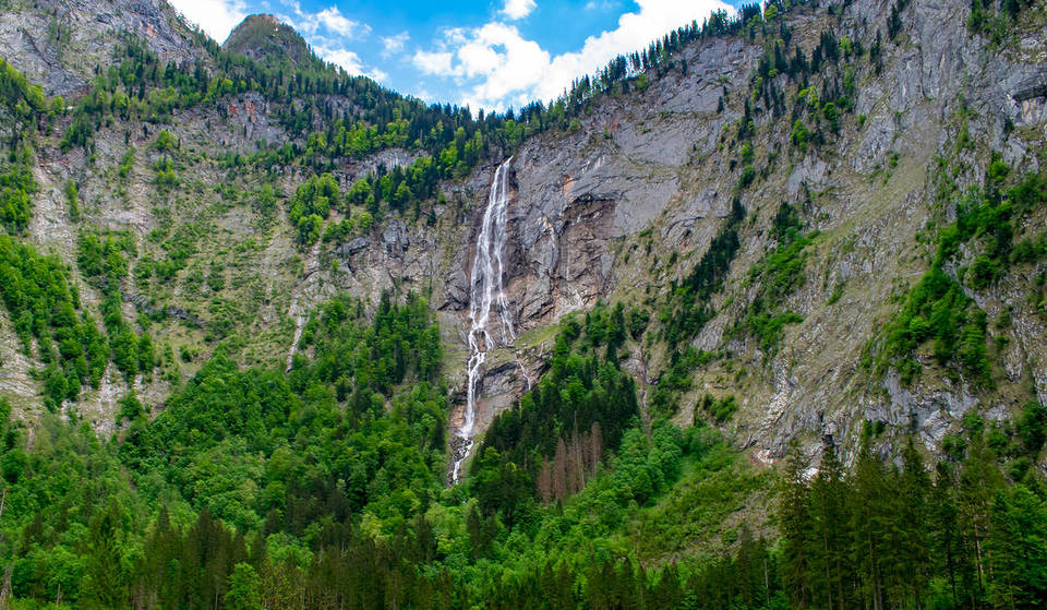 „So etwas habe ich noch nie gesehen“: In den Bayrischen Alpen liegt der mit 470 Metern höchste Wasserfall Deutschlands, der nur zu Fuß und per Schiff erreichbar ist