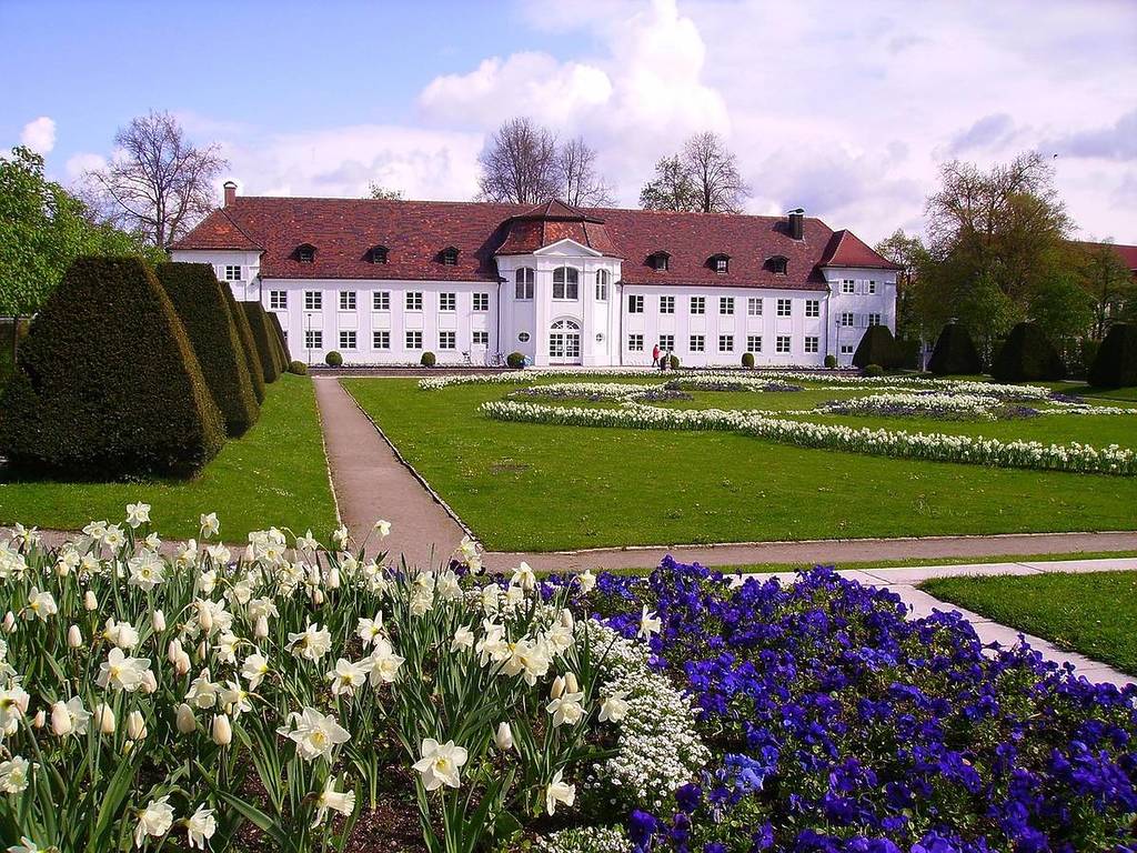 residenz in kempten mit blumen im hofgarten