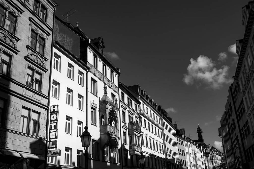 häuser in der sendlinger straße in schwarz weiß