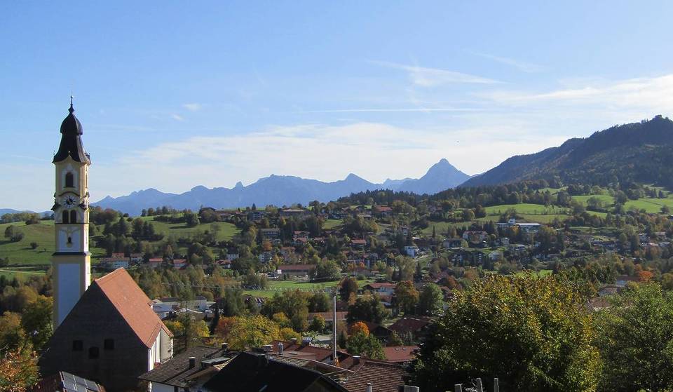 Keine 2 Stunden von München findet ihr ländliche Idylle zwischen Burgruine und Bauernhäusern in einem Kurort im Allgäu, in dem Steve McQueen 1963 schon einen Film drehte