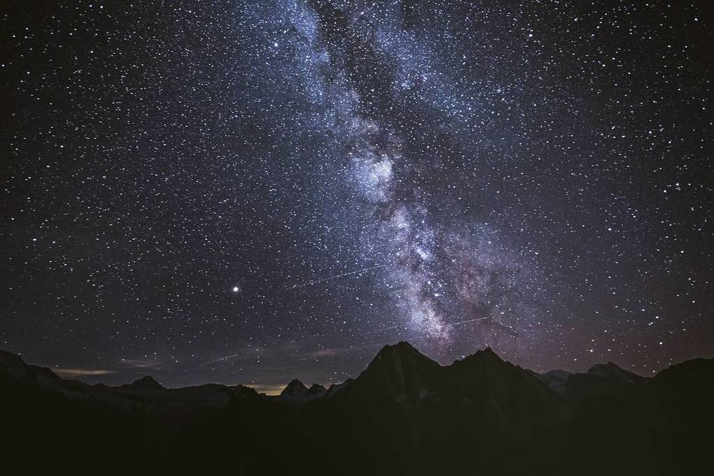 nachthimmel mit sternen und milchstraße, astronomietag