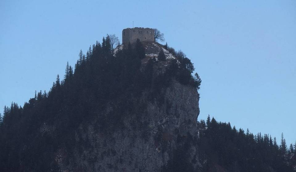 Knapp 2 Stunden von München besucht ihr auf 1.268 Metern die höchstgelegene Burg Deutschlands, die einst ein zweites Schloss Neuschwanstein werden sollte
