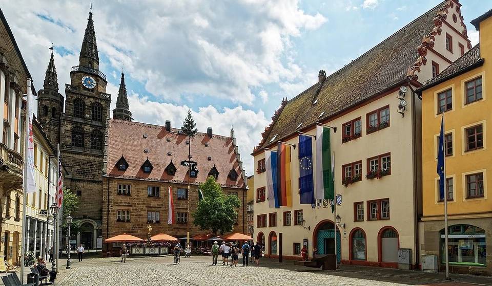 Rund 2 Stunden von München besucht ihr die Heimat Kaspar Hausers, deren Residenz die größte Sammlung Fayencen einer berühmten Porzellanmanufaktur beherbergt