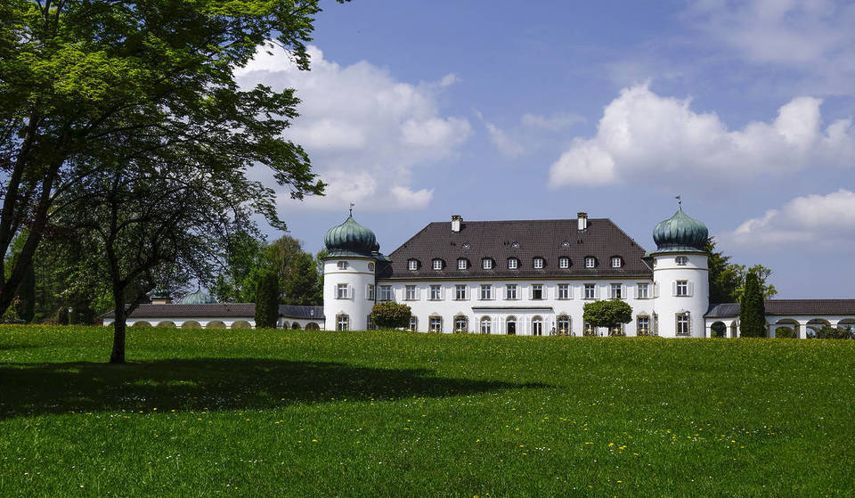 Just one hour from Munich lies a princess’s castle with a 600,000-square-meter park where you can stay overnight today