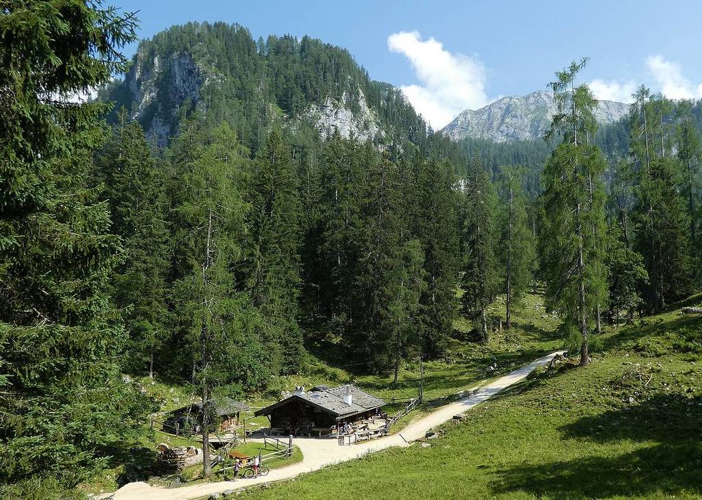brennhütte der enzianbrennerei grassl in den bergen
