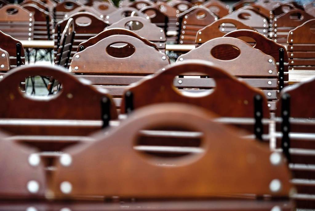 stühle in einem der biergärten