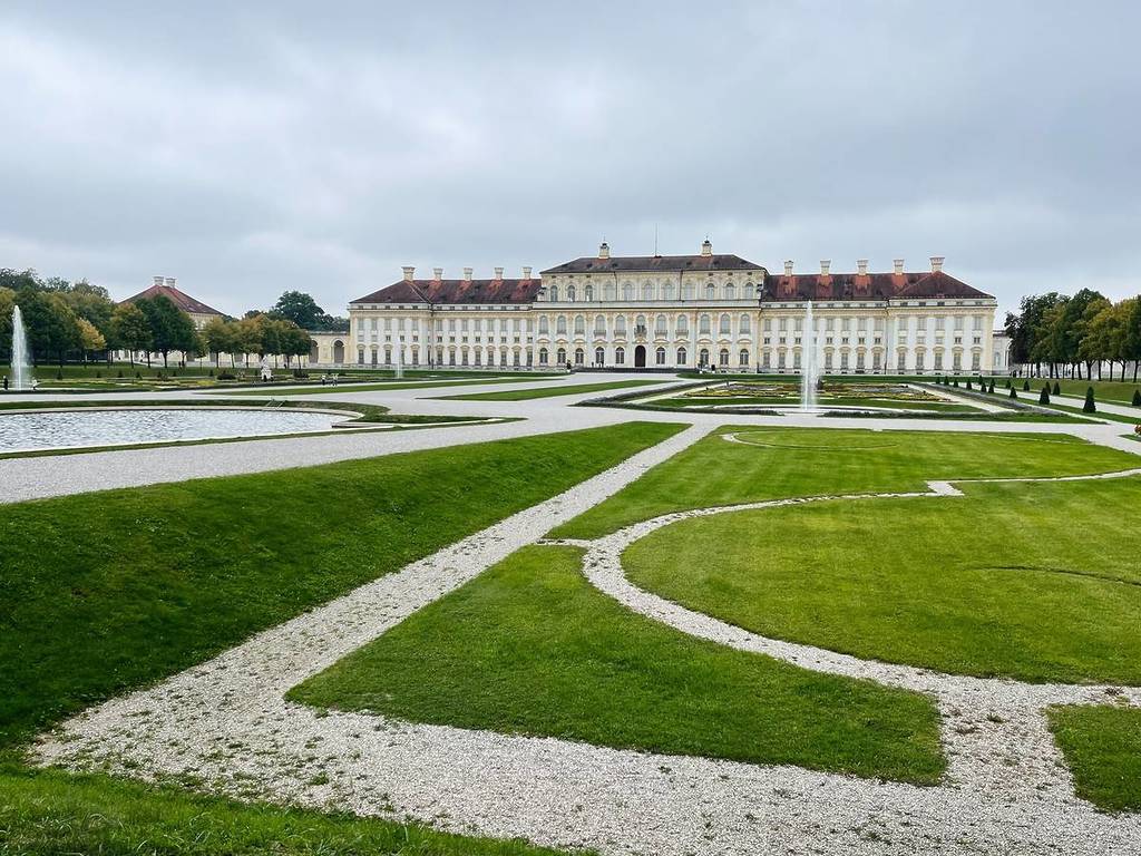 Blick auf einen Park vor einem Schloss
