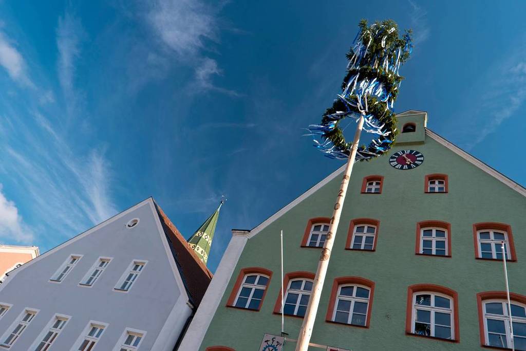 bunte häuser mit maibaum