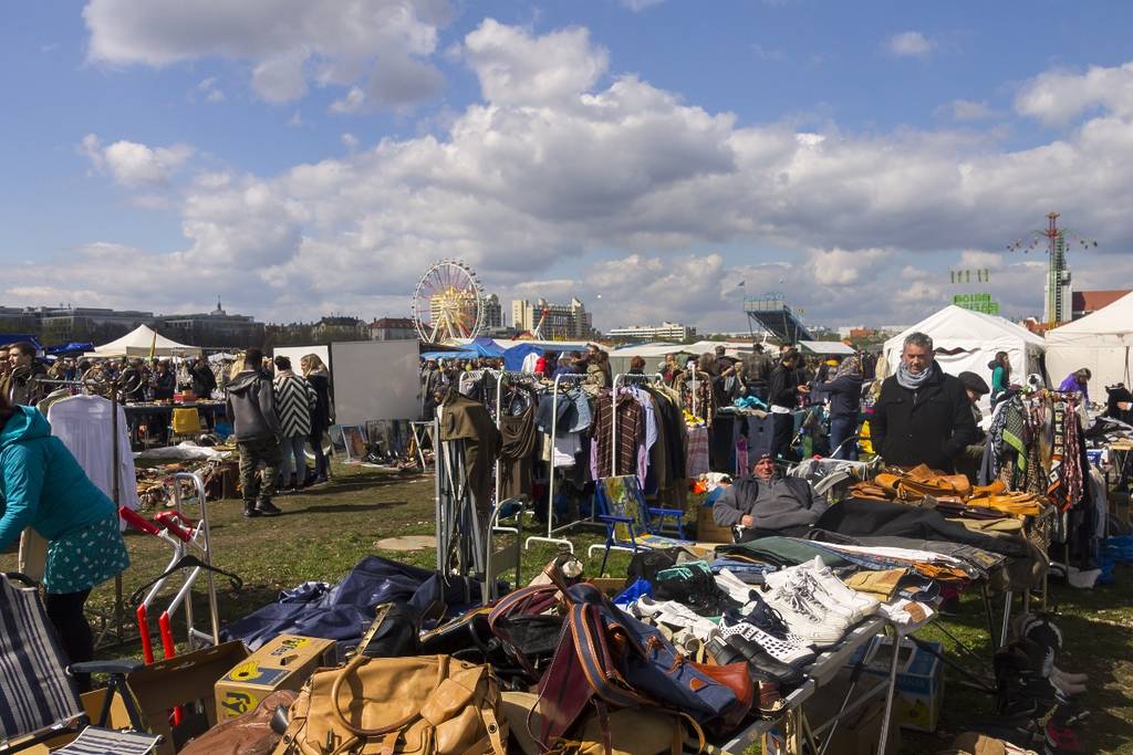 Flea market at the Theresienwiese during the Spring Festival: Save money