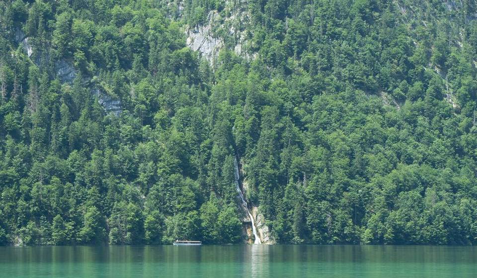 „Ich konnte mich kaum sattsehen“: 2,5 Stunden von München stürzt ein 360 Meter hoher Wasserfall in einen fjordartigen See – und ihr erlebt ihn aus nächster Nähe