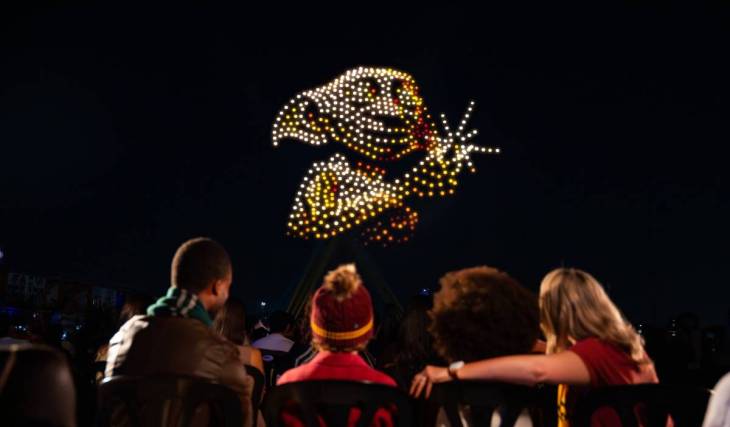 Der Himmel über München wird in diesem Jahr erneut zur Bühne für die legendären Abenteuer aus den Harry Potter™-Filmen – mit 1.200 Drohnen und einem eindrucksvollen Lichterspiel aus LED-Armbändern