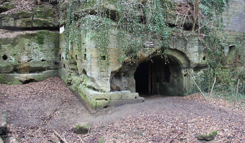 Nur 2 Stunden von München versteckt sich ein alter Felsenkeller, in dem sich früher eine Kegelbahn befand und der ein „Lustort“ für Studenten war