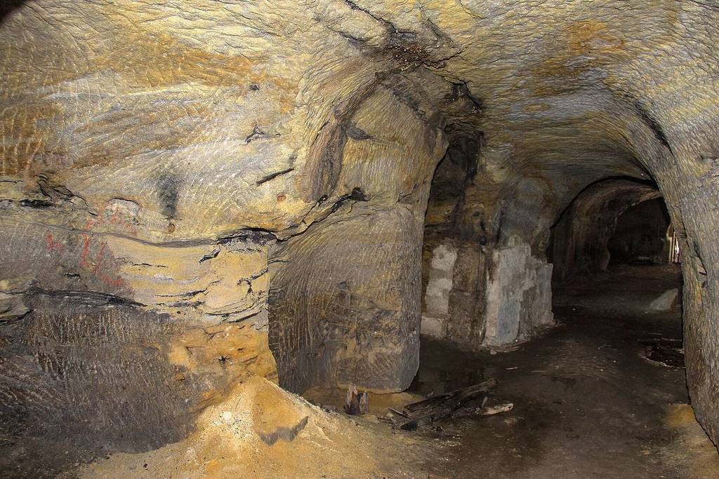 das innere des felsenkellers