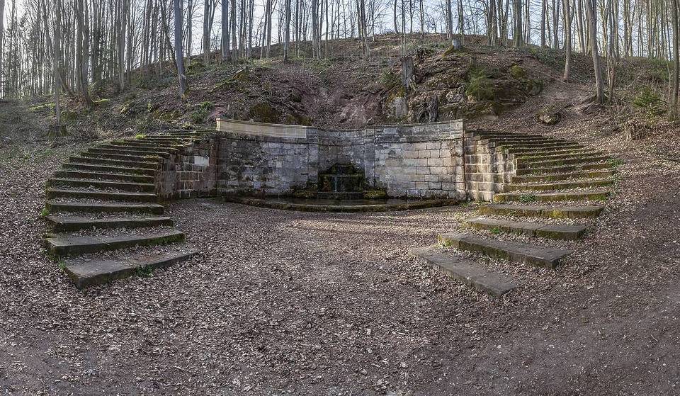 Nur 2 Stunden von München liegt eine 300 Jahre alte barocke Brunnenanlage mitten im Wald, die an ein Amphitheater erinnert und heute noch immer sprudelt