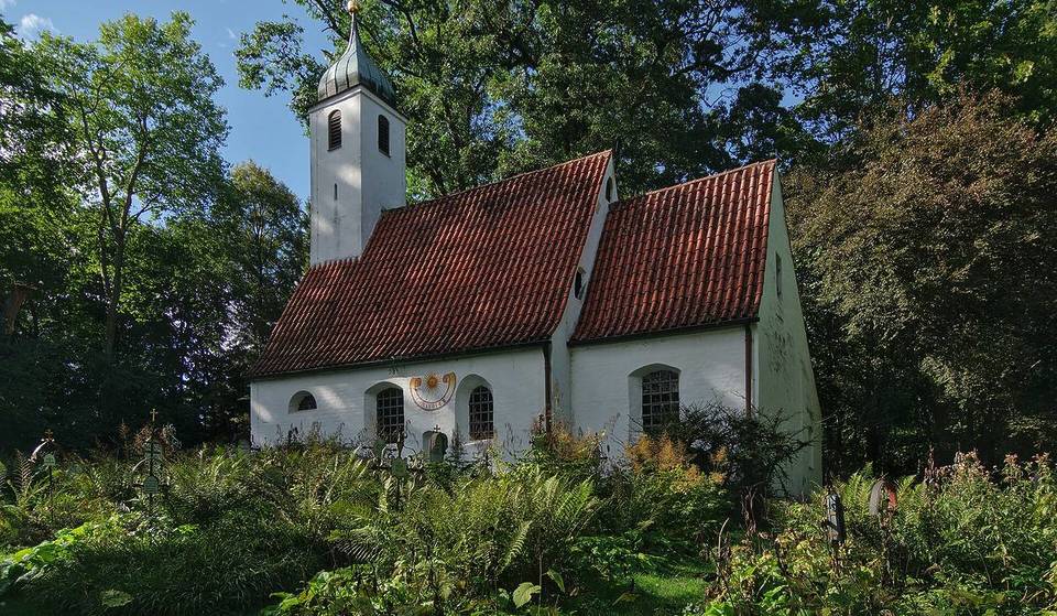 Die Waldkirche im verschwundenen Dorf: Nur 45 Minuten von München steht die romanische Kirche eines Geisterdorfs in einem exotischen Wald, in der ihr heute noch heiraten könnt