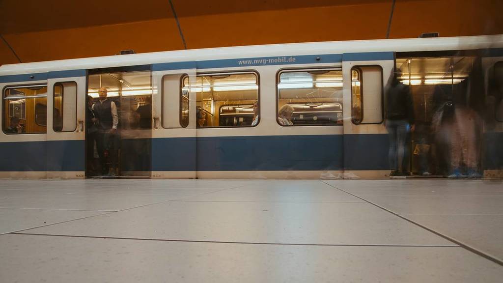 u-bahn in der station, einigung im tarifkonflikt